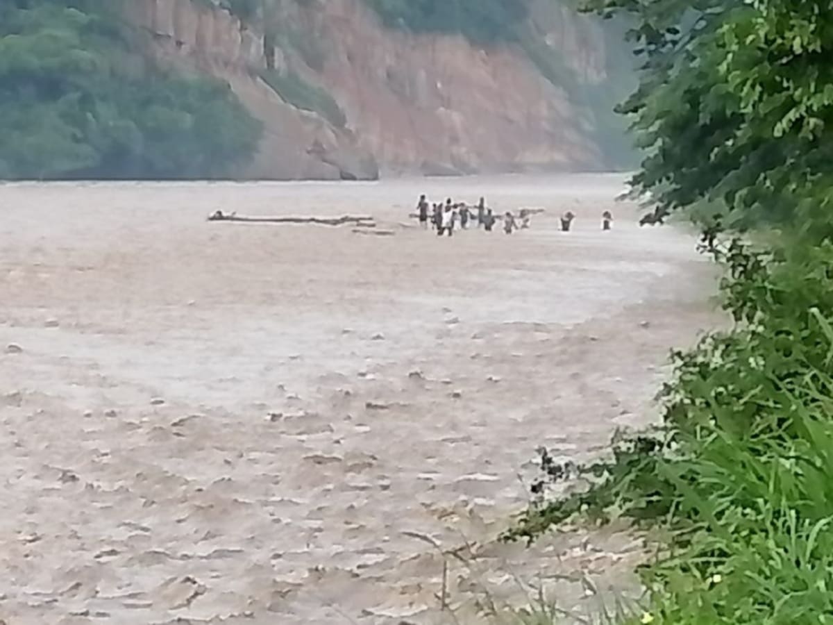 Rescatan a 20 personas atrapadas por creciente del rio Zulia