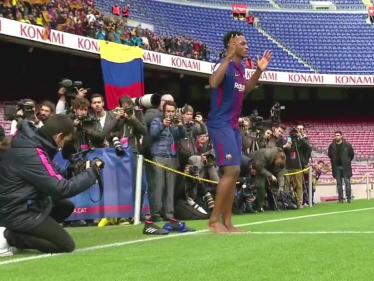 Con los pies en la tierra y los ojos en el cielo: Mina pisó el césped del Camp Nou