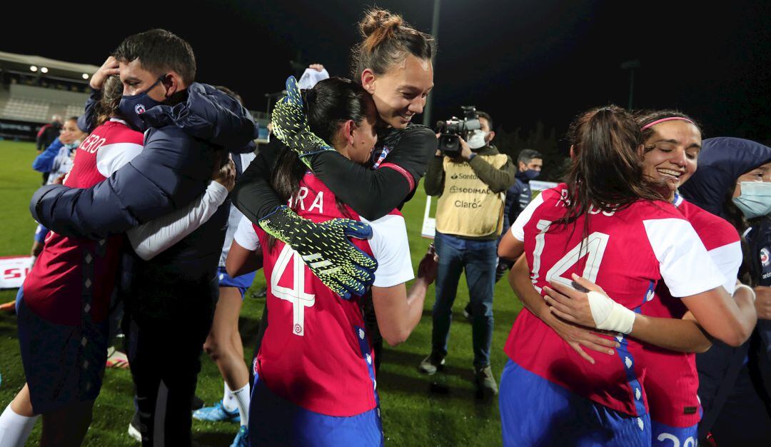 Las jugadoras chilenas festejan luego de empatar 0-0 ante Camerún y sellar su tiquete a Tokio.