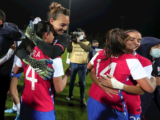Las jugadoras chilenas festejan luego de empatar 0-0 ante Camerún y sellar su tiquete a Tokio.