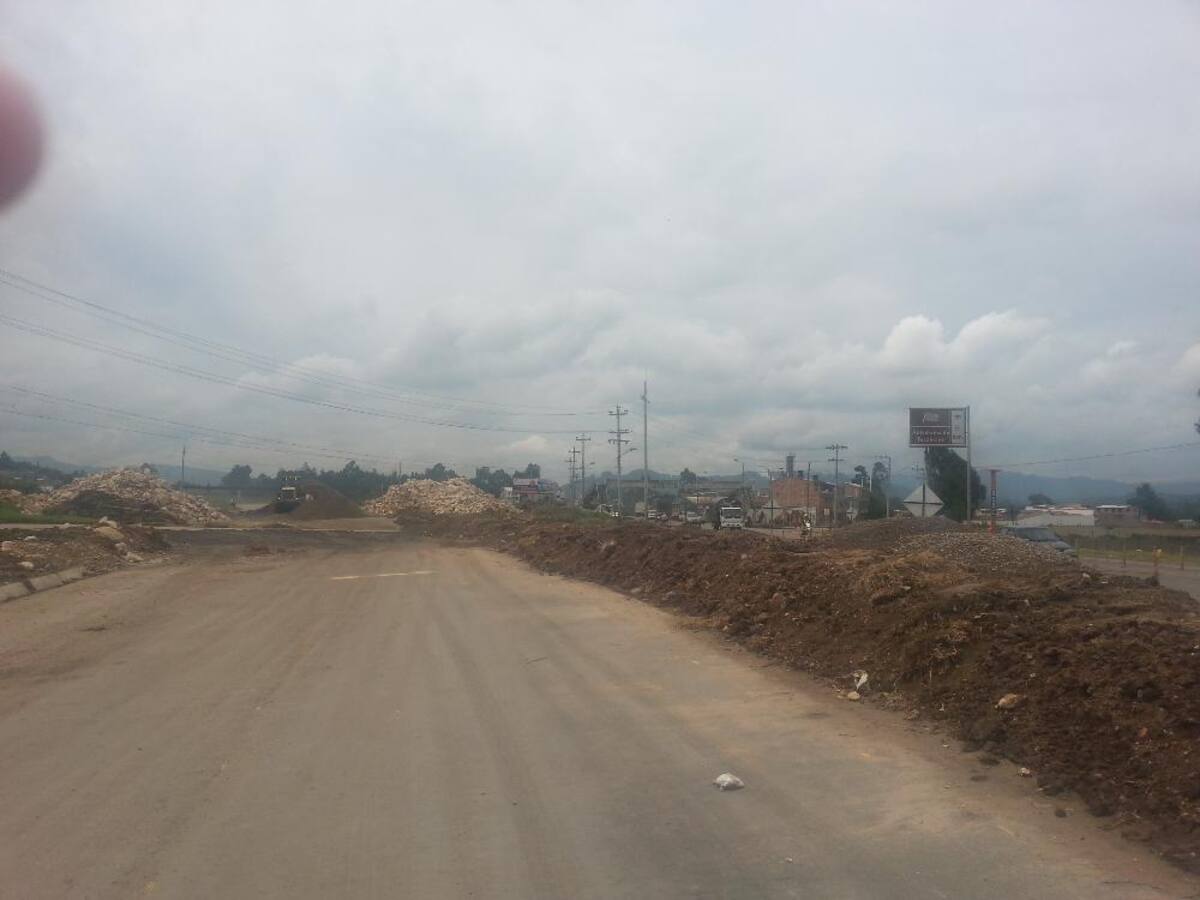Imágenes tomadas por Caracol Radio o cortesía de la Gobernación de Boyacá que muestran las "trabas" en la movilidad por la demora en las obras, que generan calzadas sencillas en varios tramos de la carretera.
