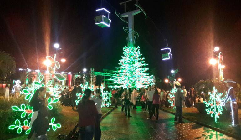 El Teleférico del Parque del Café alumbrado en navidad