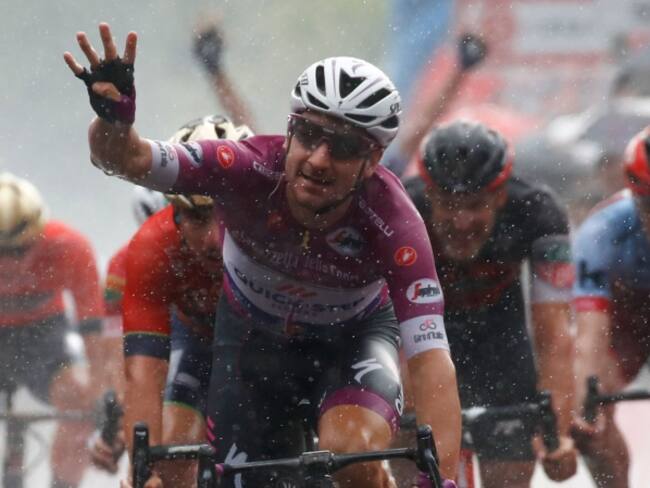 Viviani queda con la etapa 17; Yates mantiene liderato