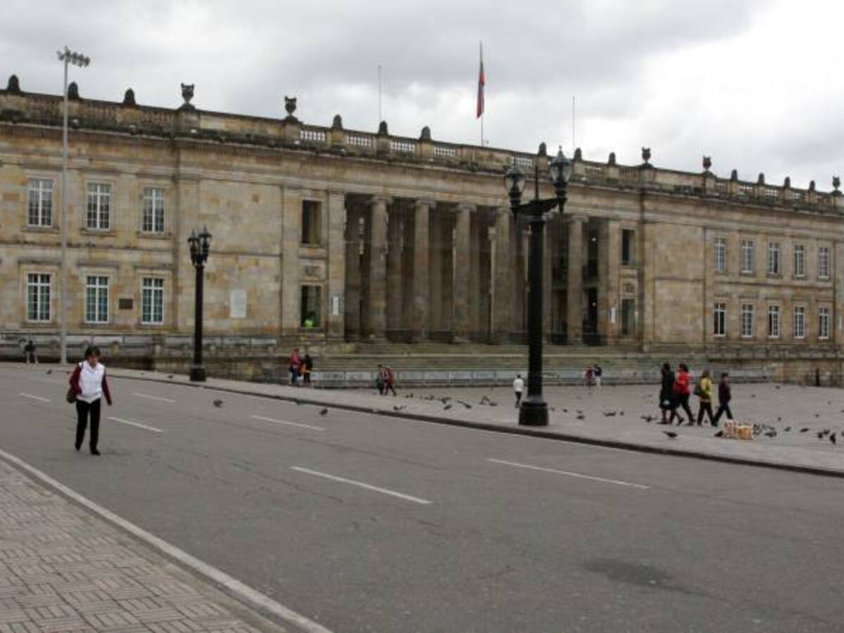 Defensor calificó como “escandaloso” lavado de fachada del Congreso en sequía