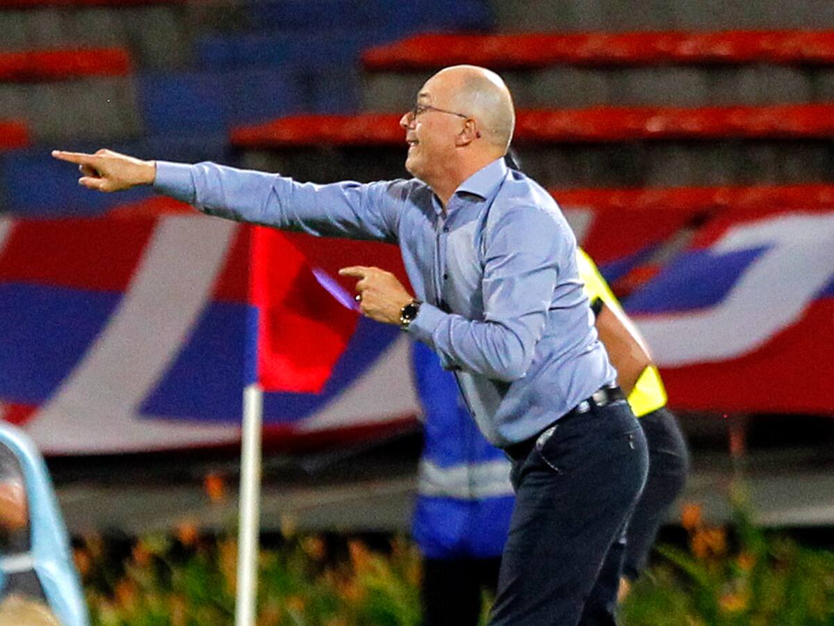 Alfredo Arias estalla contra el arbitraje y los periodistas, tras la eliminación del DIM