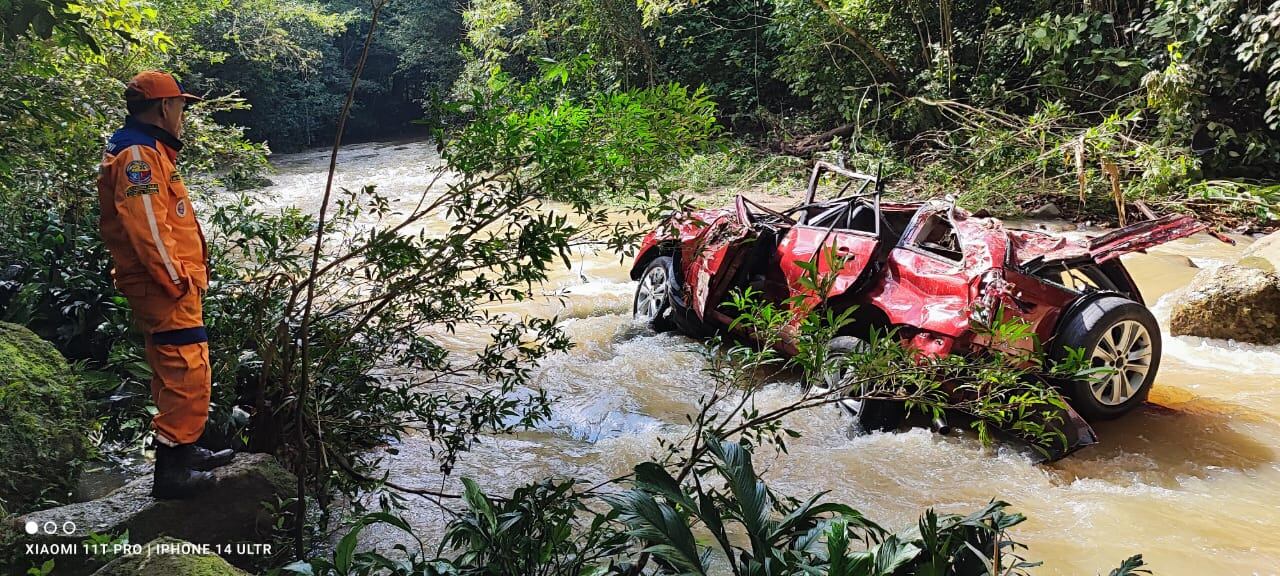 Los organismos de socorro reanudaron a primeras horas de hoy la búsqueda de la otra persona que se encuentra desaparecida.