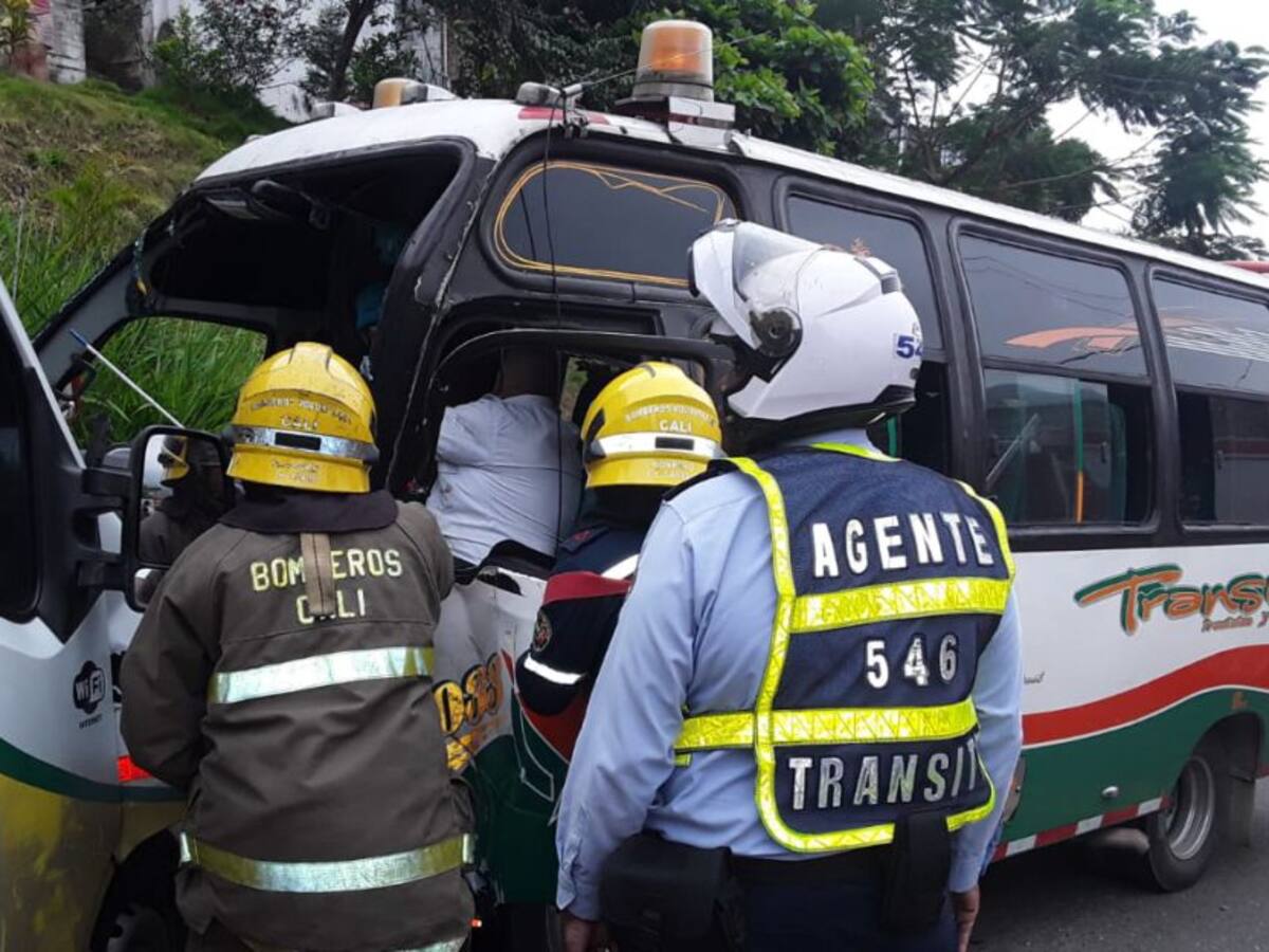 15 heridos deja choque de busetas de servicio público en Cali