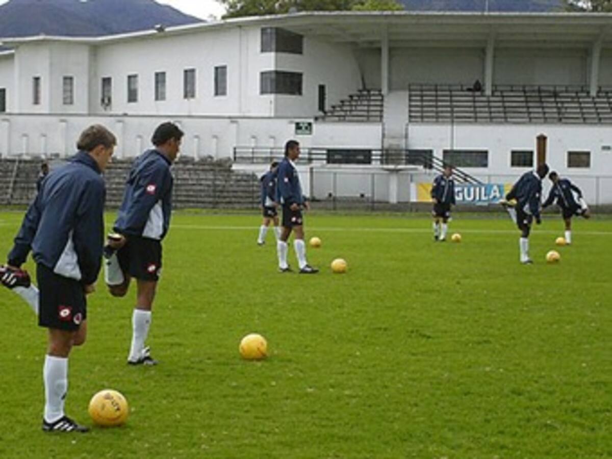 Selección Sub-20 de fútbol no pudo viajar a París por fallas técnicas en el avión