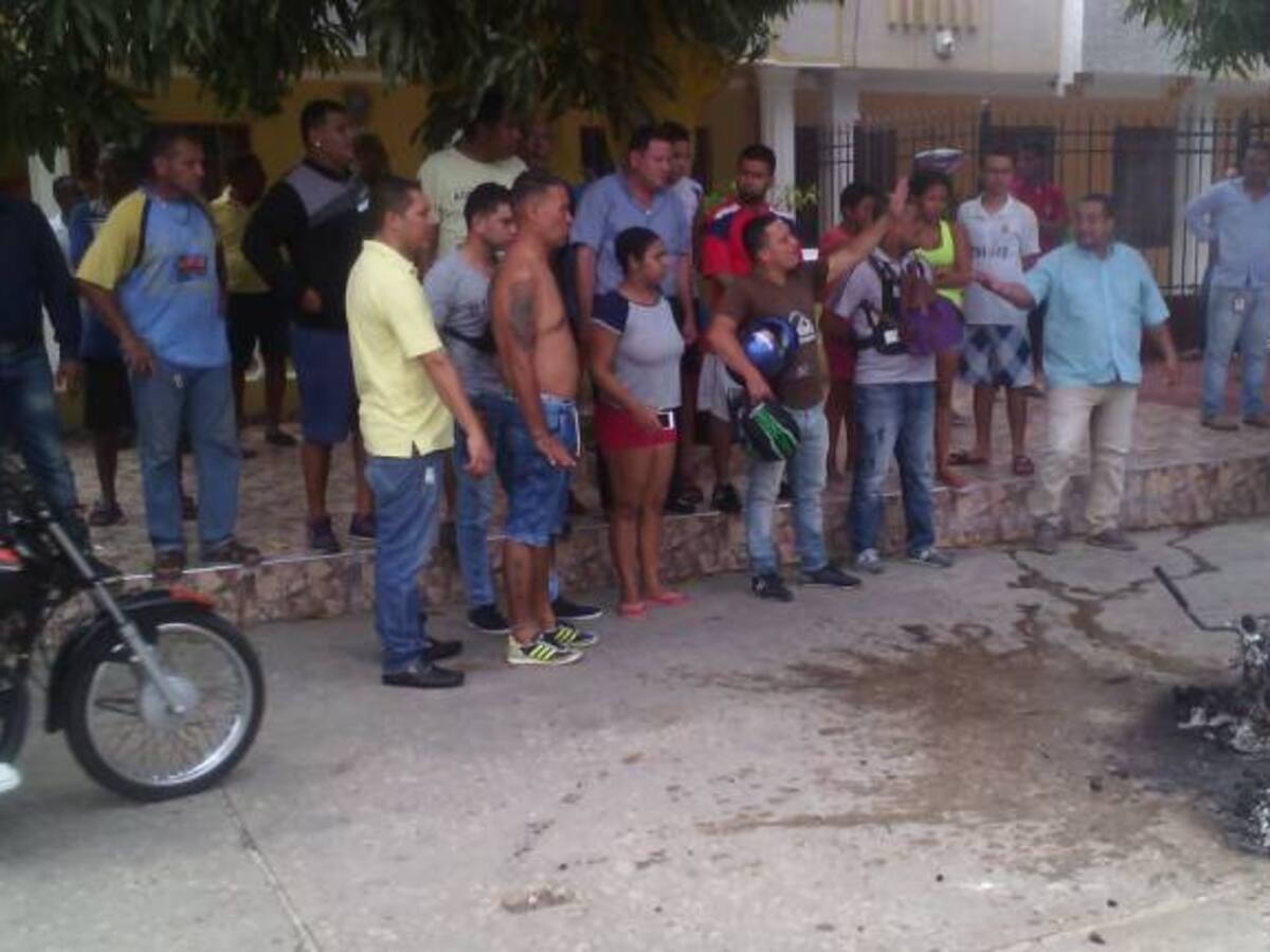 Turba propina golpiza a presunto ladrón y quema motocicleta en la que se desplazaba