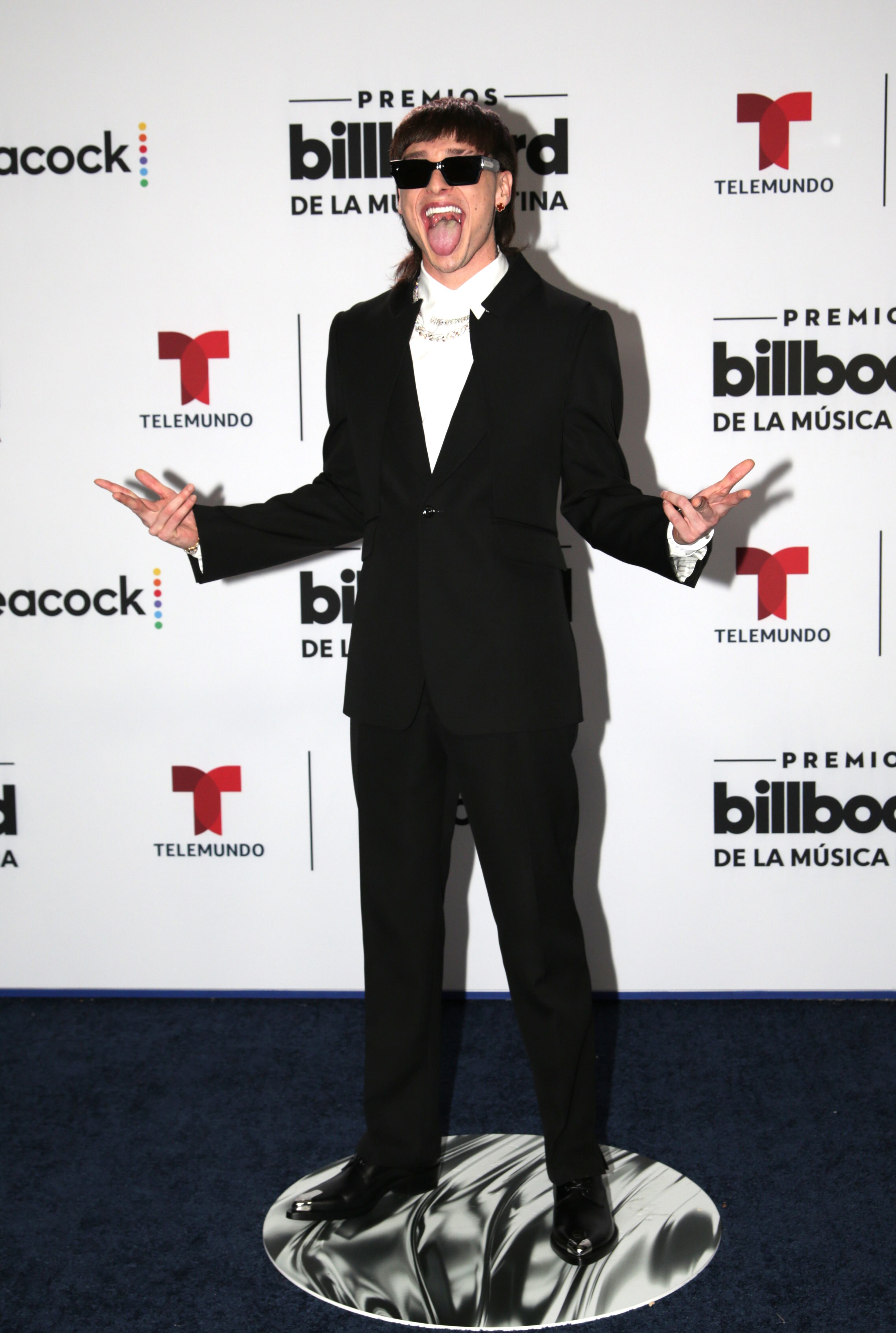 ACOMPAÑA CRÓNICA: EEUU BILLBOARD LATINOS USA9407. MIAMI (FL, EEUU), 05/10/2023.- El cantante mexicano Peso Pluma posa en la alfombra azul de los Premios Billboard de la Música Latina celebrados hoy en el Watsco Center de Miami, Florida. La alfombra azul de los Premios Billboard de la Música Latina 2023 fue el escenario de un duelo de la moda entre hombres y  mujeres, en el que nominados, presentadores, nuevos artistas e influyentes ofrecieron elegancia, con algunas excepciones, y mucho negro. EFE/Marlon Pacheco
