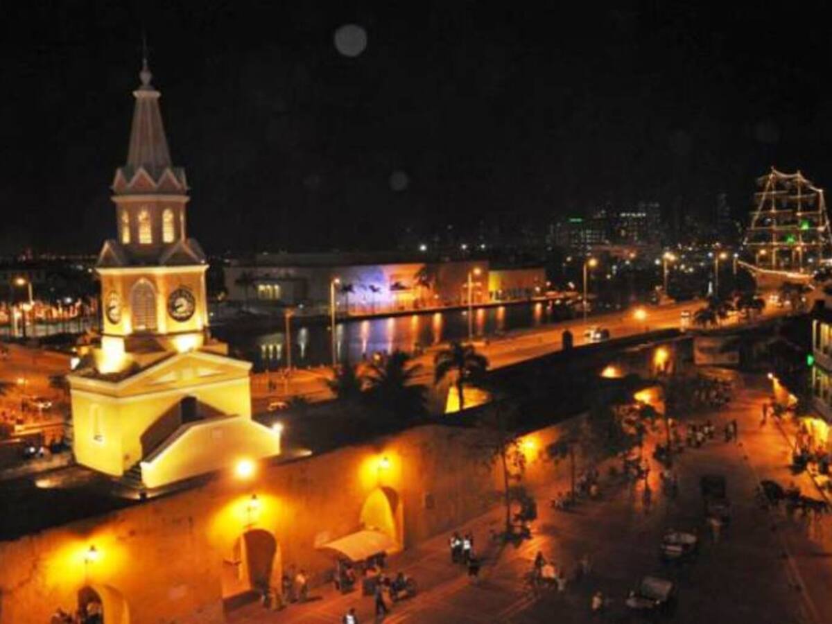 Transexual intimida a policía en Cartagena salpicándolo con sangre