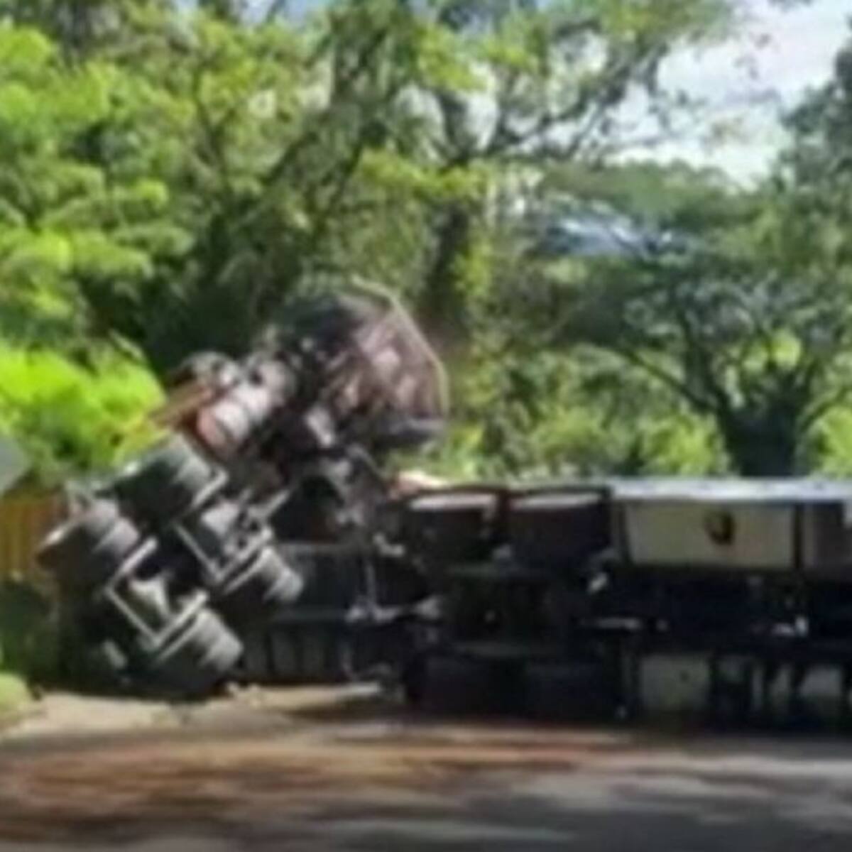 Una grúa de la policía que trataba de rescatar un camión terminó volcada