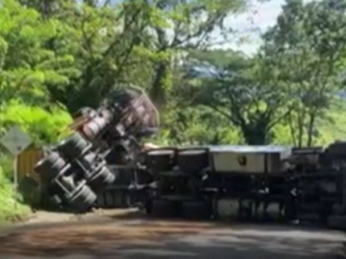 Una grúa de la policía que trataba de rescatar un camión terminó volcada