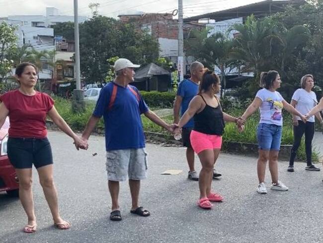 Comunidad bloquea vías para exigir llegada de carrotanques a Piedecuesta