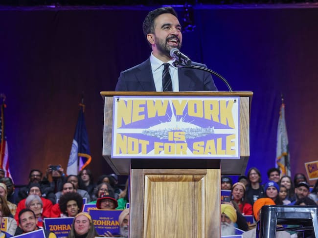 NEW YORK (United States), 27/10/2025.- Democratic nominee for the mayor of New York City Zohran Mamdani speaks during the 'New York Is Not For Sale' rally at Forest Hills Stadium in the Queens borough of New York, New York, USA, 26 October 2025. The event, hosted by Democratic frontrunner in the New York City mayoral race Zohran Mamdani, will feature Senator Bernie Sanders and US Representative Alexandria Ocasio-Cortez, ahead of Election Day for New York City mayor on 04 November. (Alejandría, Nueva York) EFE/EPA/SARAH YENESEL