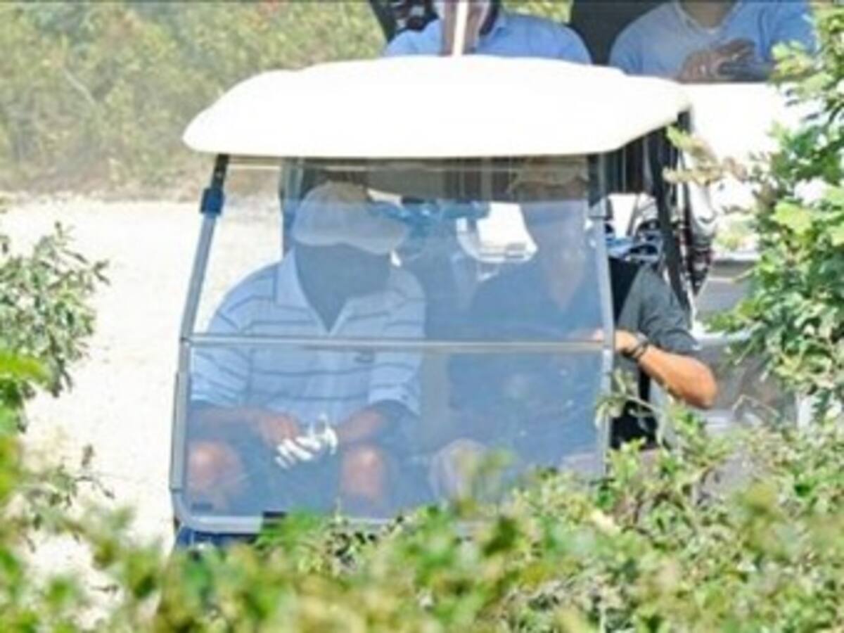 Obama combina lectura y golf durante sus vacaciones en Martha''s Vineyard