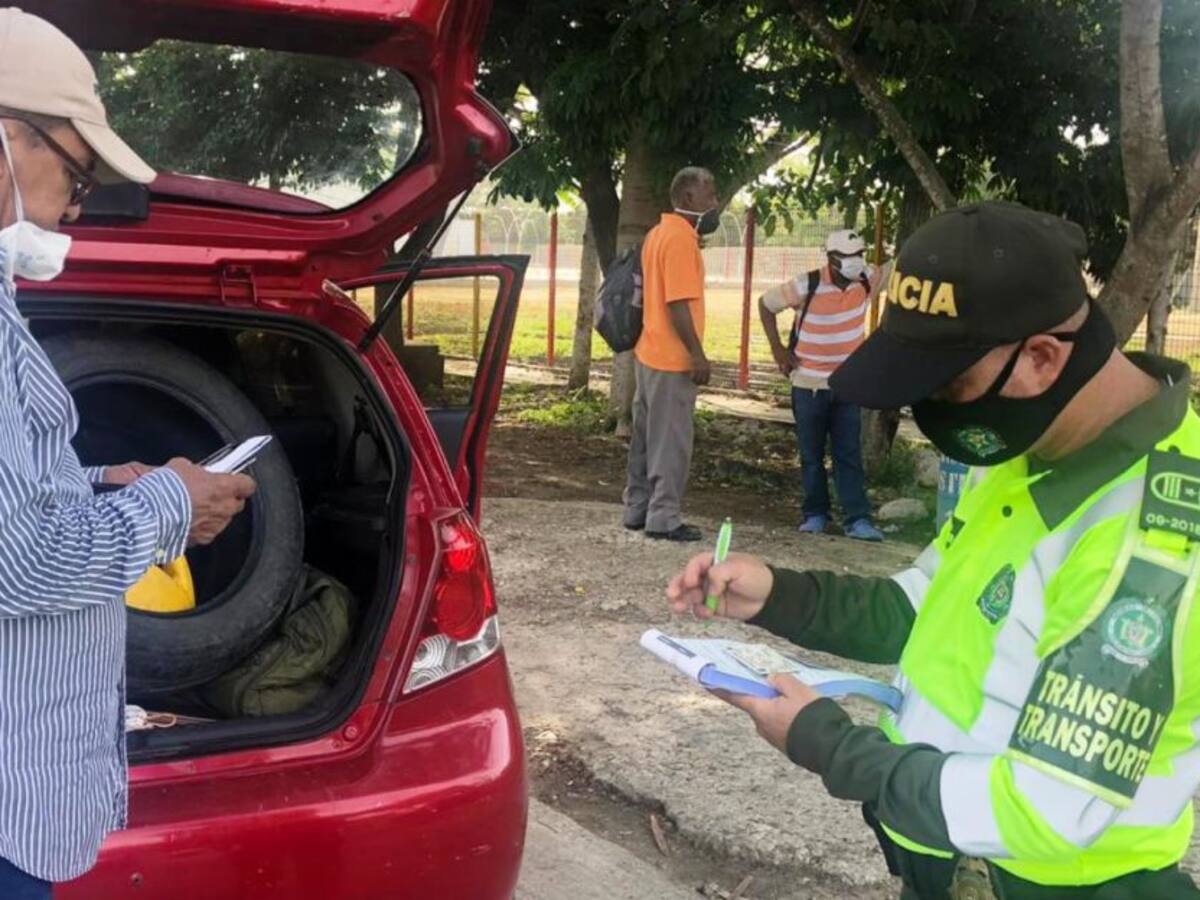 Catorce conductores en plan paseo en pleno toque de queda en Bolívar