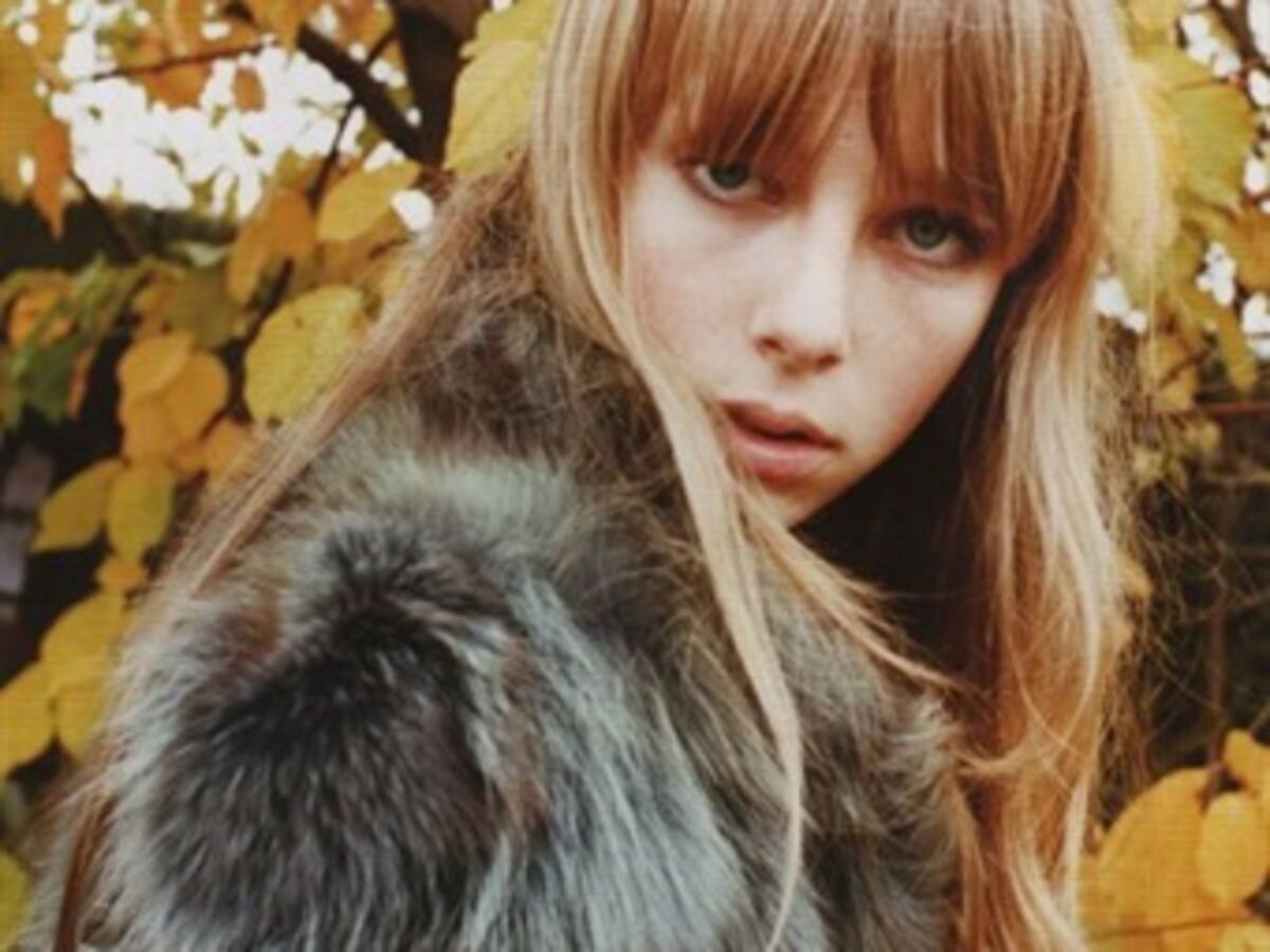 Edie Campbell, la modelo que combina pasarelas, caballos y arte