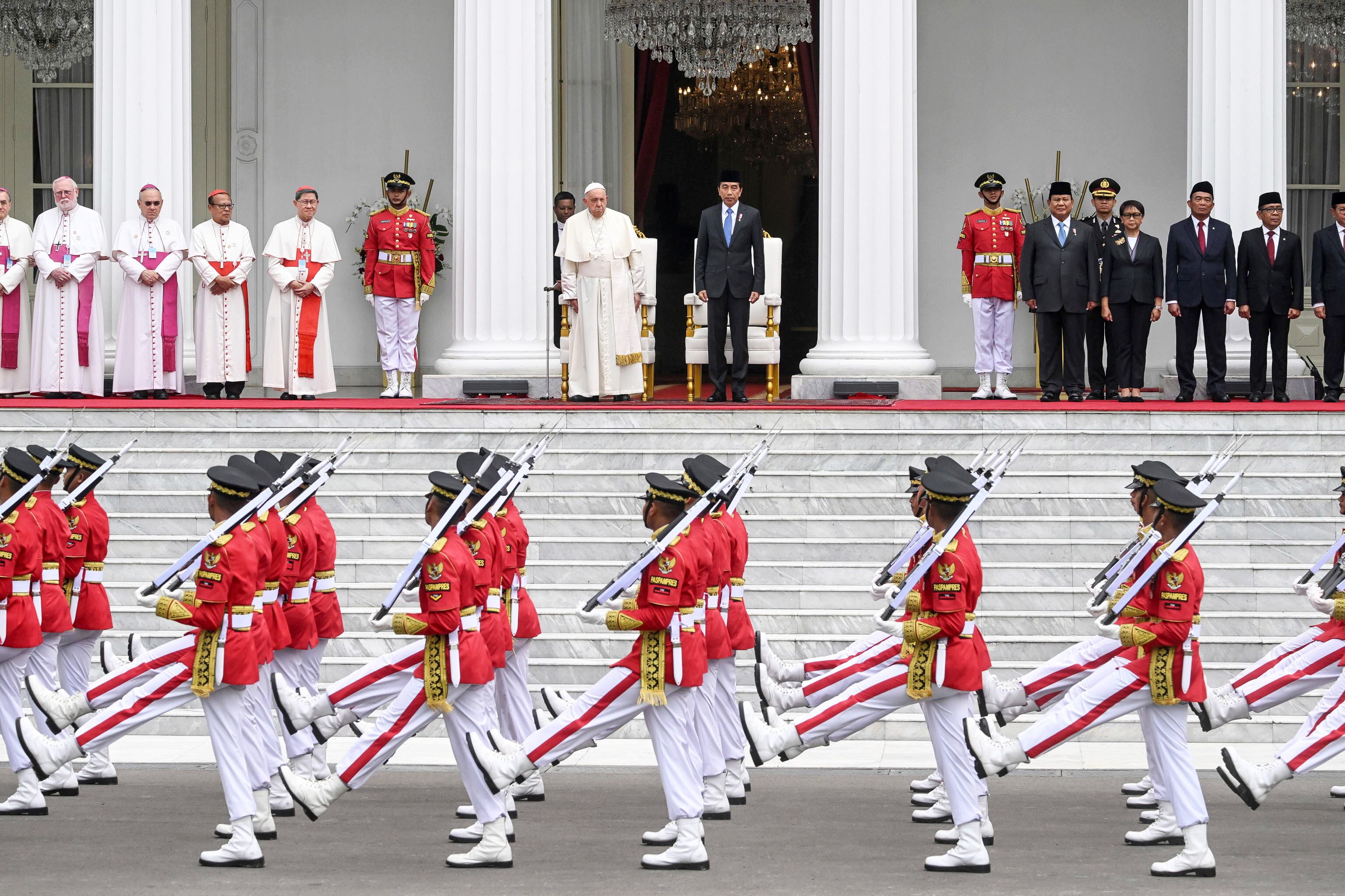 El papa Francisco y el presidente de Indonesia, Joko Widodo, observan la marcha de la guardia de honor durante una ceremonia de bienvenida en el Palacio Presidencial Istana Merdeka en Yakarta, Indonesia.
EFE/ Alessandro Di Meo