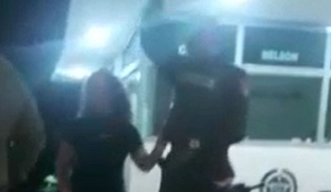 En videos difundidos a través de redes sociales, la comunidad denunció que la mujer fue lesionada con arma de fuego por un policía