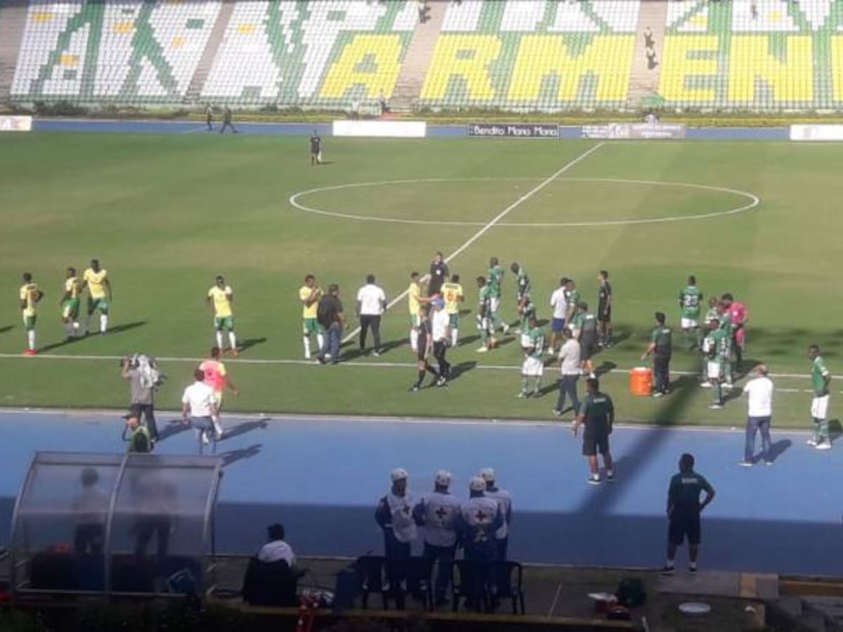 “Hincha” del Deportes Quindío intento agredir al técnico Alberto Suarez