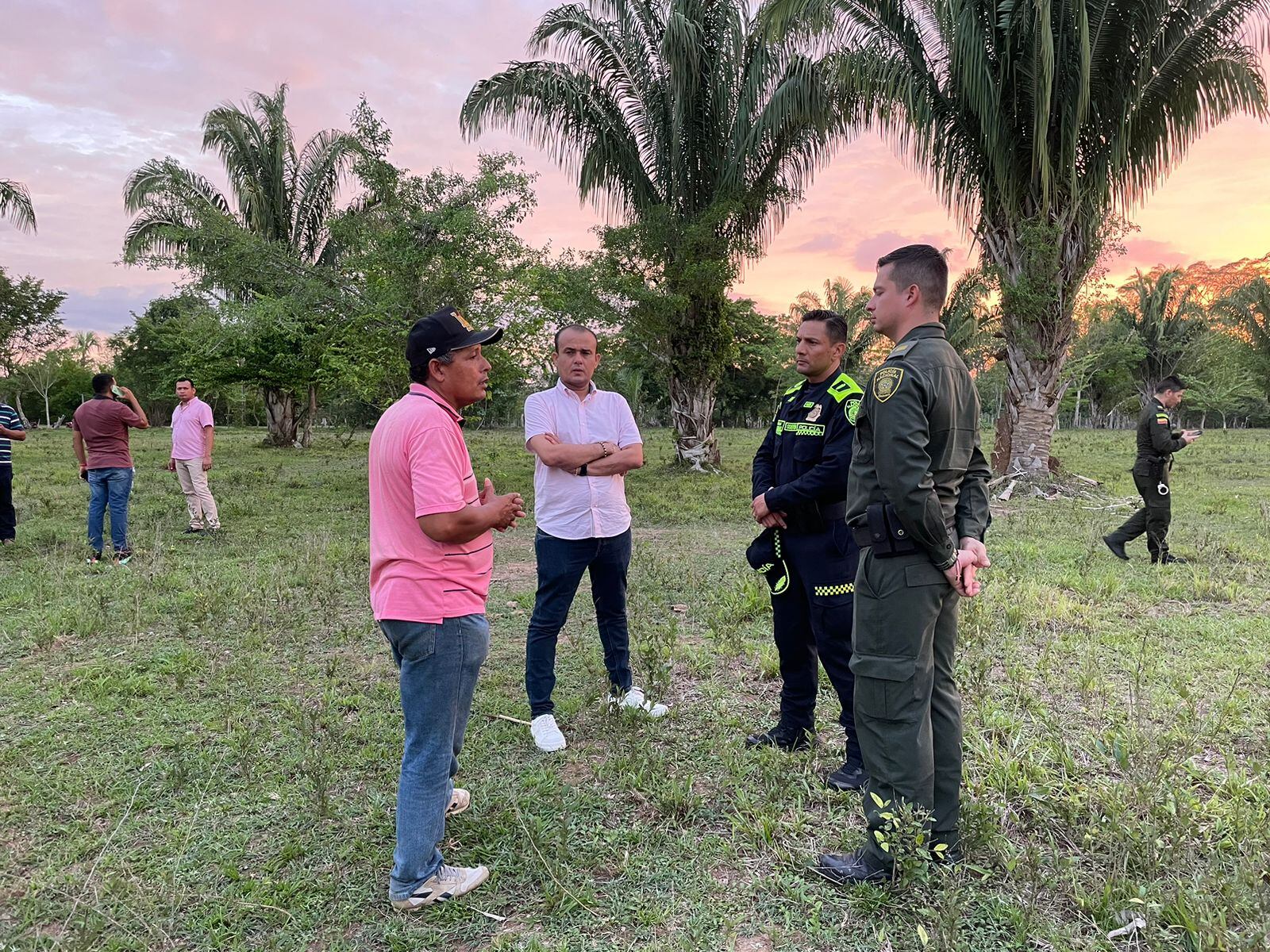 Las autoridades civiles y policiales en el lugar donde hallaron el cuerpo sin vida de Luz Neida Betín.
