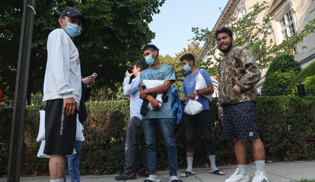 Texas envió dos buses con migrantes hacia la residencia de la vicepresidenta de EE.UU.  Foto: Getty