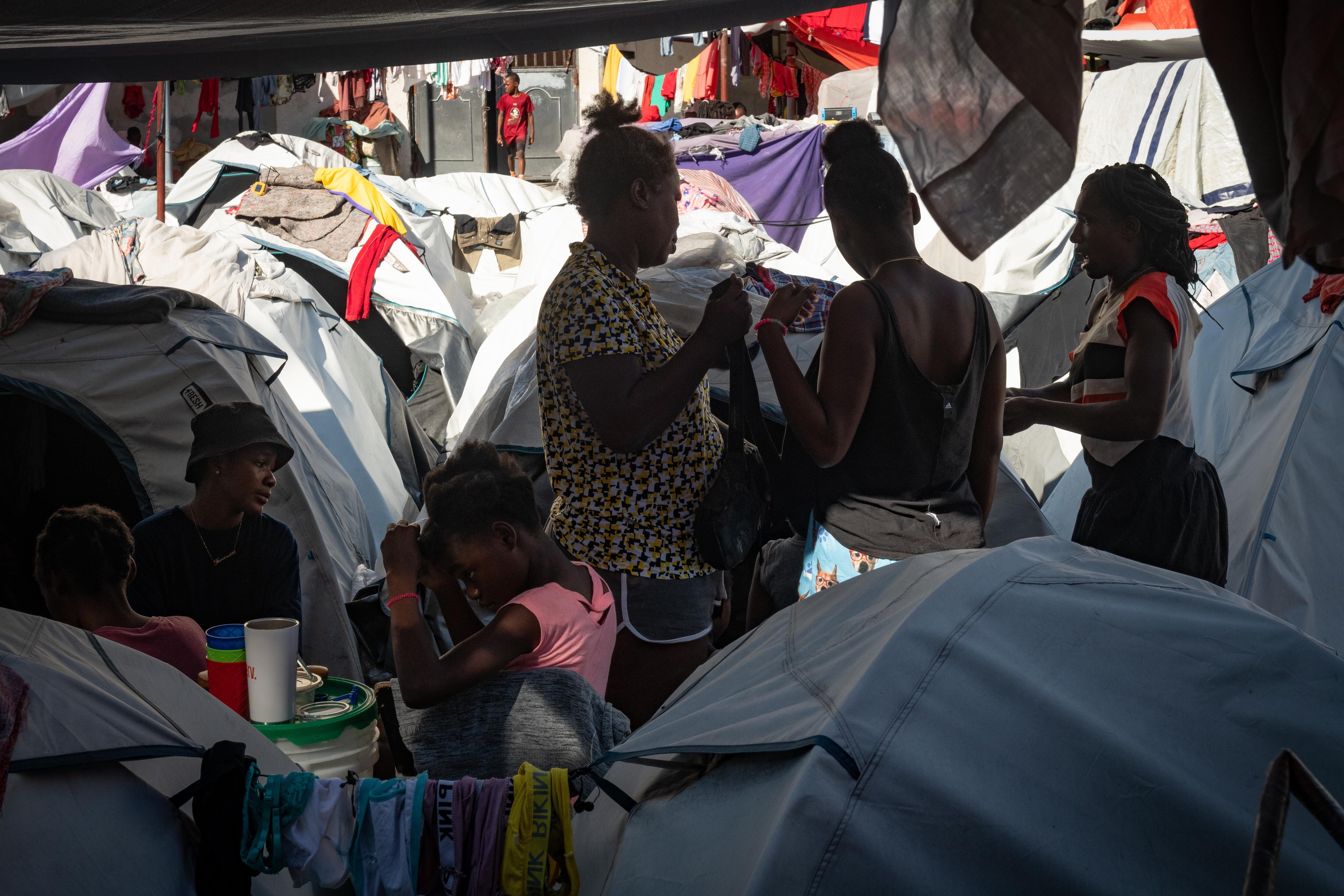 PUERTO PRÍNCIPE (HAITÍ), 25/11/2023.- Mujeres que huyeron de las pandillas permanece en un refugio temporal, hoy, en Puerto Príncipe (Haití). El Gobierno de Hatí y diversas organizaciones feministas lanzaron este sábado la campaña "16 Días contra la Violencia de Género", en el marco del Día Internacional de la Eliminación de la Violencia contra la Mujer. Esta iniciativa, concebida como una campaña internacional masiva dedicada a combatir la violencia contra las mujeres y las niñas, fue presentada por Ministerio haitiano de la Condición y los Derechos de la Mujer en conjunto con organizaciones feministas. EFE/ Johnson Sabin