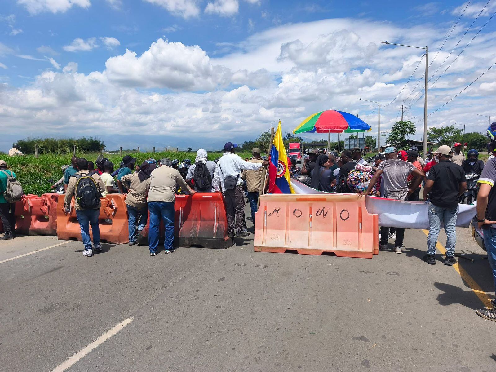 Bloqueos en la vía Panamericana por protesta de trabajadores de Ingenio La Cabaña en norte del Cauca