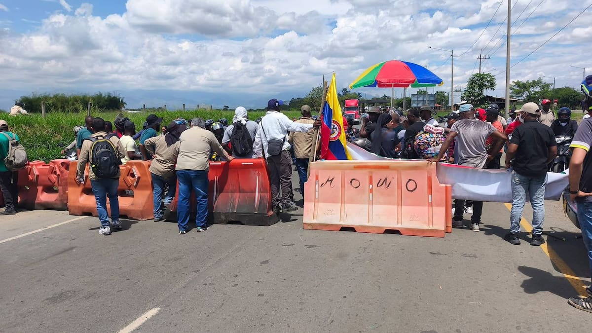 Bloqueos en la vía Panamericana por protesta de trabajadores de Ingenio La Cabaña en norte del Cauca