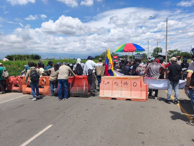 Bloqueos en la vía Panamericana por protesta de trabajadores de Ingenio La Cabaña en norte del Cauca