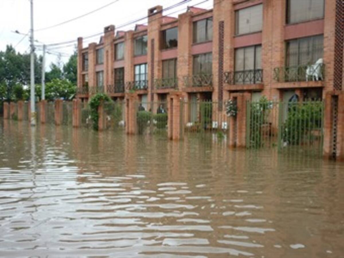 Con seis motobombas tratan de evitar inundación en Chía