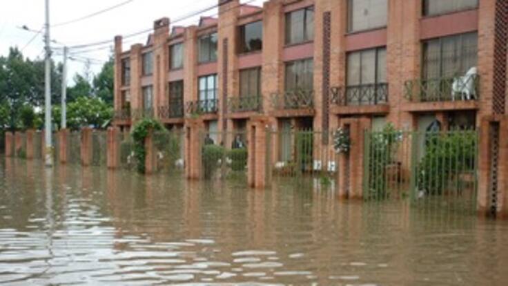 Con seis motobombas tratan de evitar inundación en Chía