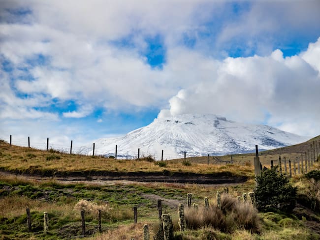 na vista de una columna de humo compuesta de gases agotados del volcán Nevado Del Ruiz en Caldas, Colombia el 01 de abril de 2023. Foto: Alexis Munera/Agencia Anadolu a través de Getty Images.