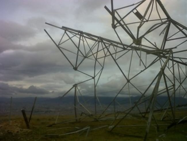 Derriban torre de energía cerca de Bogotá