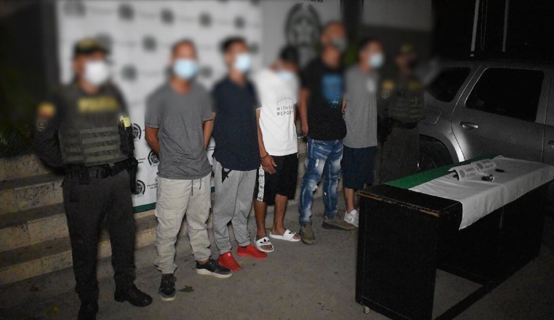 Los cinco presuntos integrantes fueron capturados cuando robaron una cadena de oro y un reloj de alta gama en el barrio Bocagrande