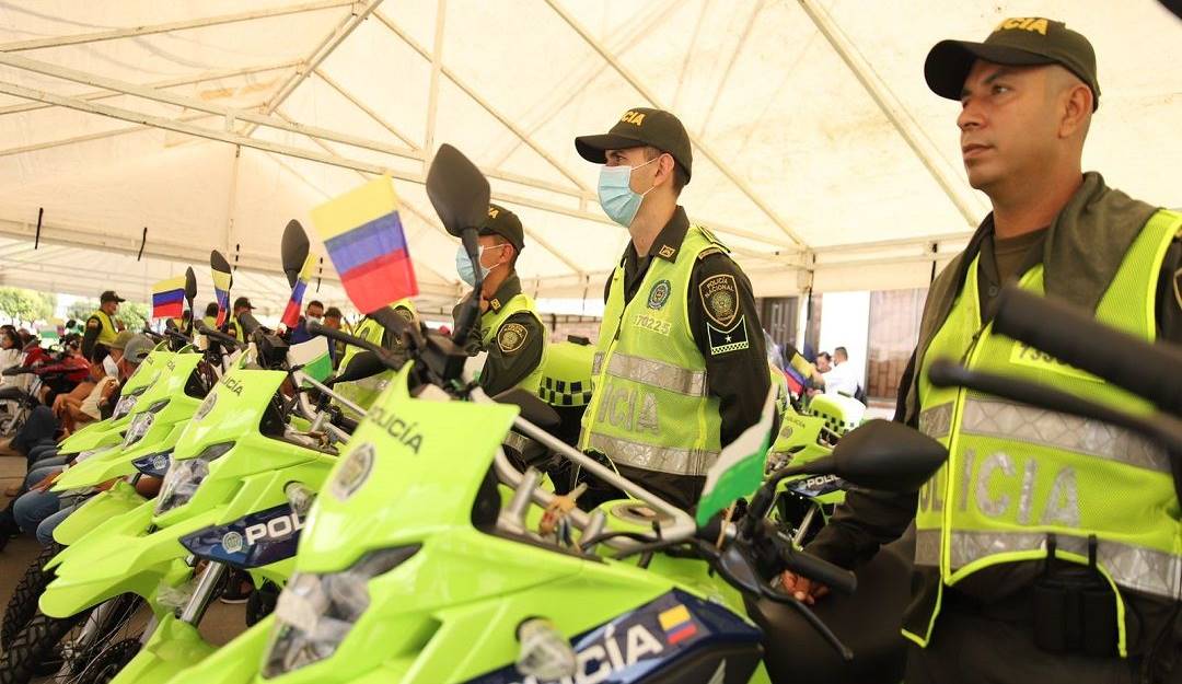 Los policías están en alerta.