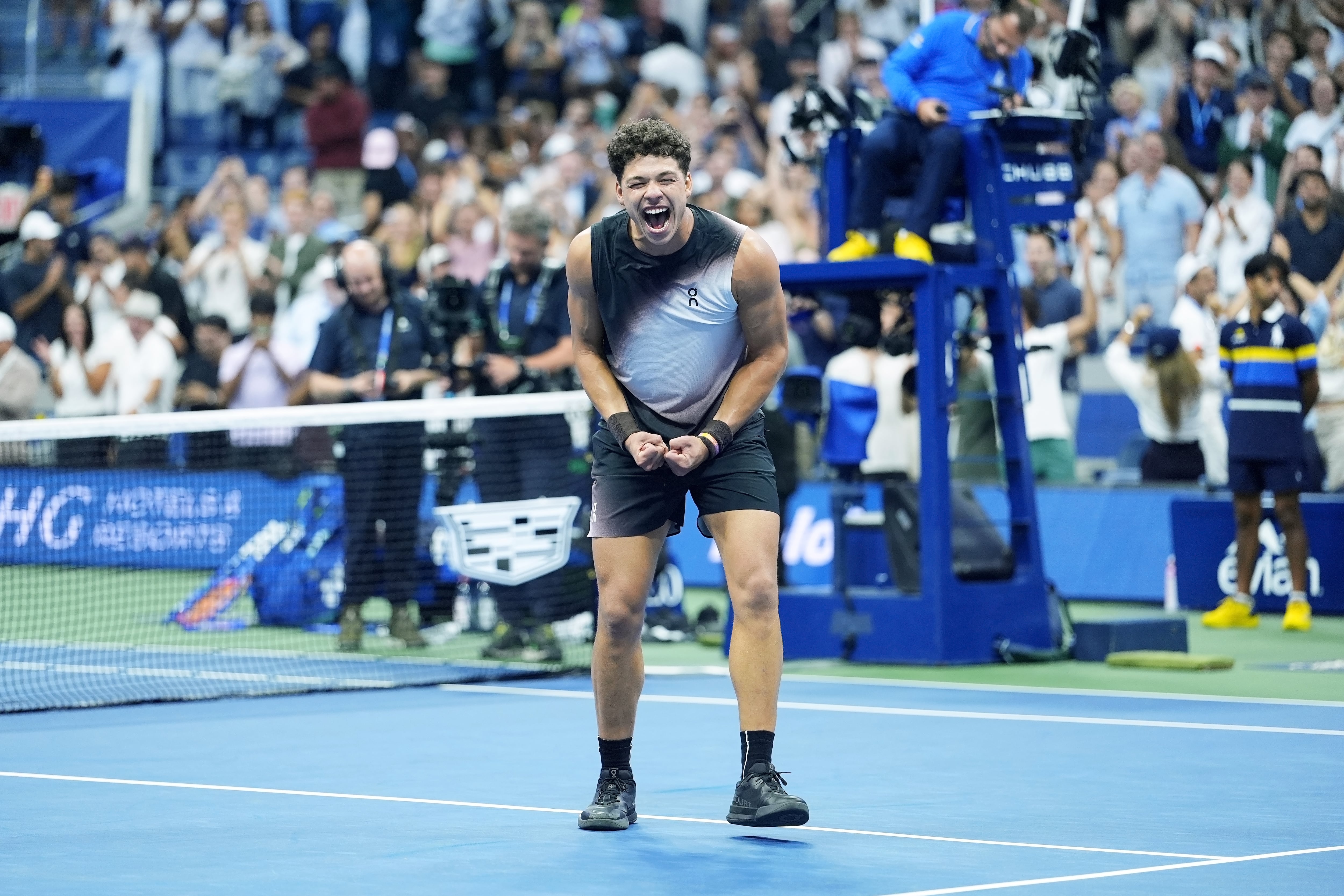 Ben Shelton celebra el triunfo histórico ante Carlos Alcaraz.. (Photo by Darren Carroll/USTA via Getty Images)