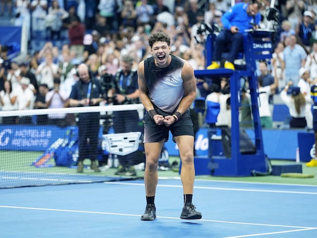 Ben Shelton celebra el triunfo histórico ante Carlos Alcaraz.. (Photo by Darren Carroll/USTA via Getty Images)