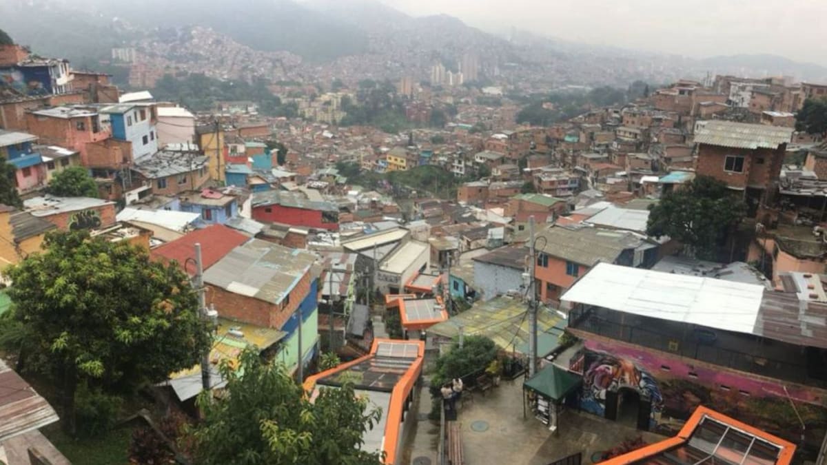 En la comuna 13 violaron cuarentena para crear piscina en una volqueta