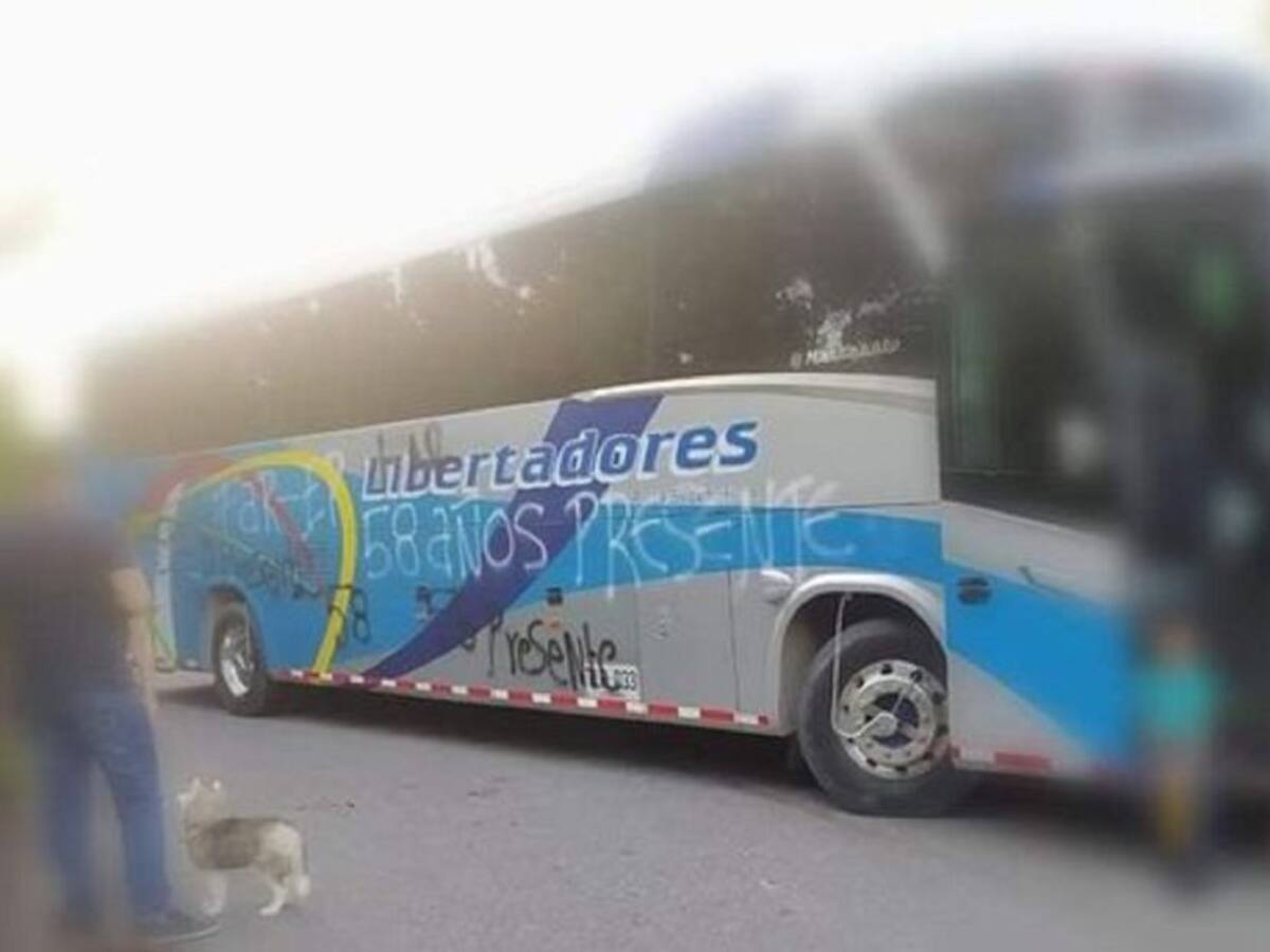 Vehículos con grafitis de disidencias bloquearon vías en Casanare y Arauca