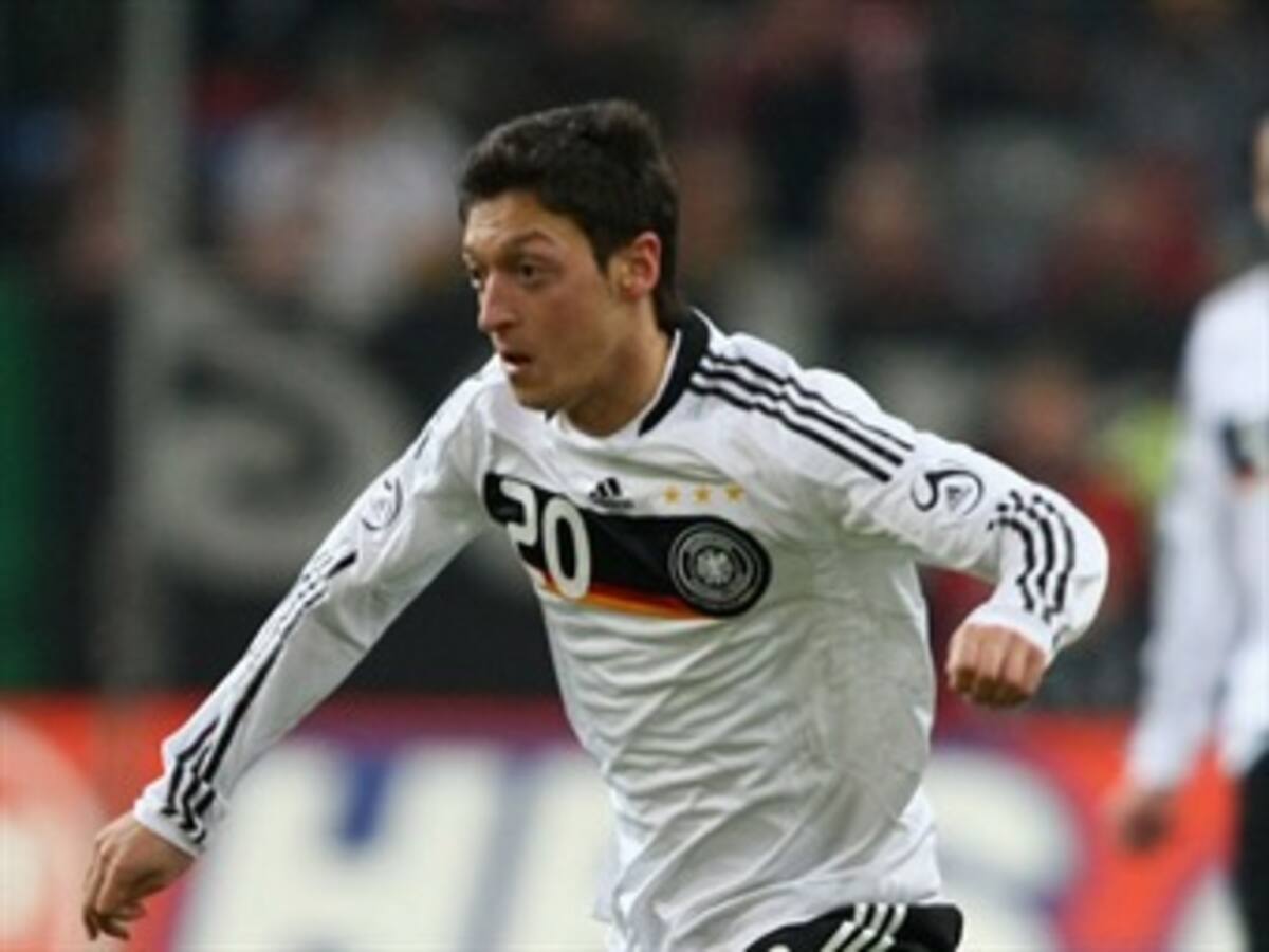 Özil se recupera de golpe en el tobillo que sufrió en partido ante Turquía