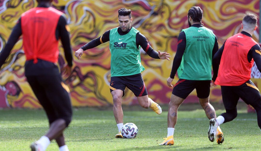 Radamel Falcao regresó a los entrenamiento con Galatasaray tras su lesión en la espalda.
