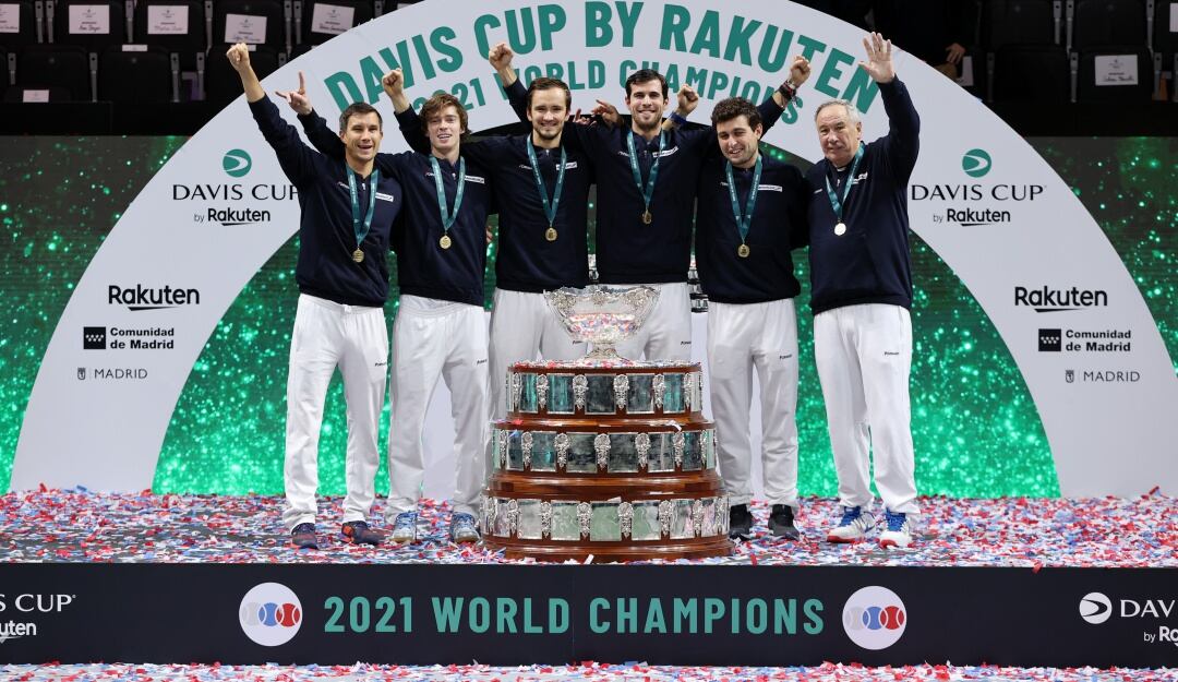 Los tenistas rusos festejan con el título de la Copa Davis.