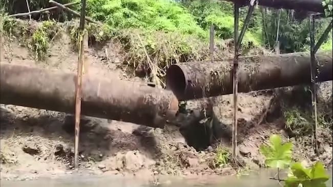 Mientras avanzan las labores para reparar la tubería, las autoridades mantienen la distribución de agua mediante carrotanques. Foto: Redes Sociales.