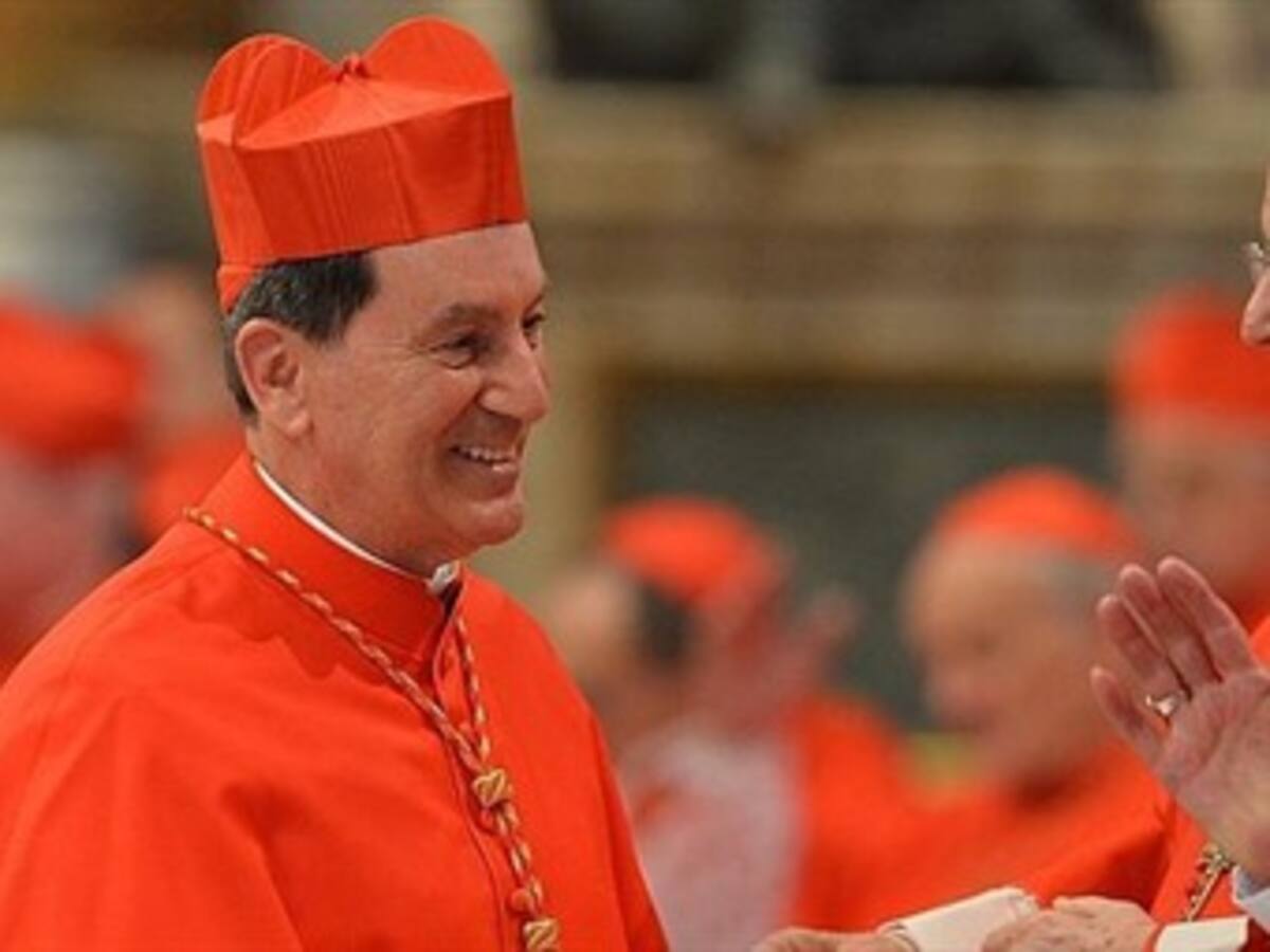 Cardenal Rubén Salazar llega al Vaticano para su primer cónclave