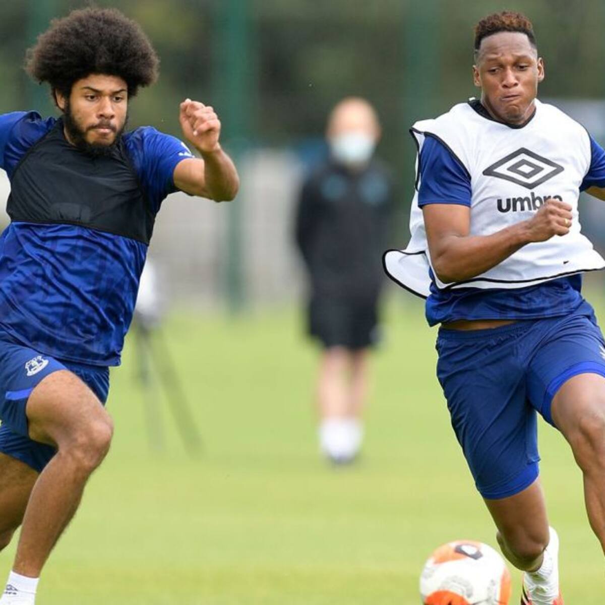 Yerry Mina supera la lesión y regresa a los entrenamientos con el Everton