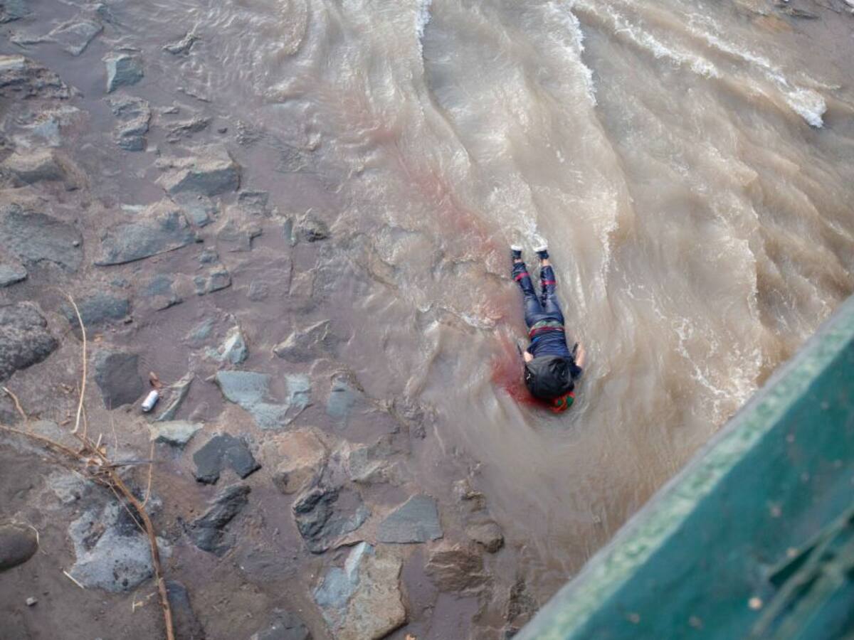 Detienen carabinero acusado de empujar manifestante de un puente