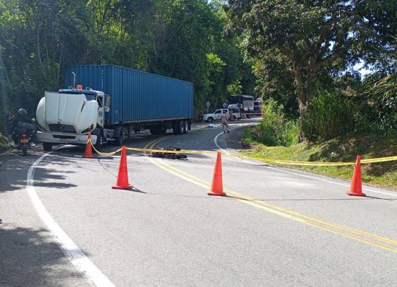El accidente ocurrió en una vía que conecta a dos municipios del Suroeste antioqueño. Foto: Denuncias Antioquia.