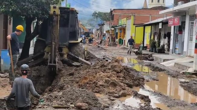 Más de 15 negocios, a punto de cerrar por obra que lleva más de 10 meses inconclusa en Sardinata. / Foto: Cortesía.
